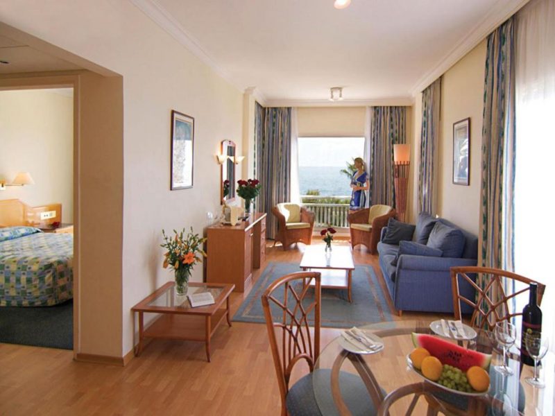 One-Bedroom Suite (2 Adults + 2 Children)